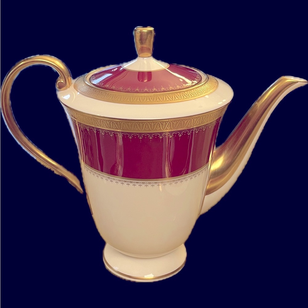 OSCAR de la Renta new teapot with gold embossed handle see photos